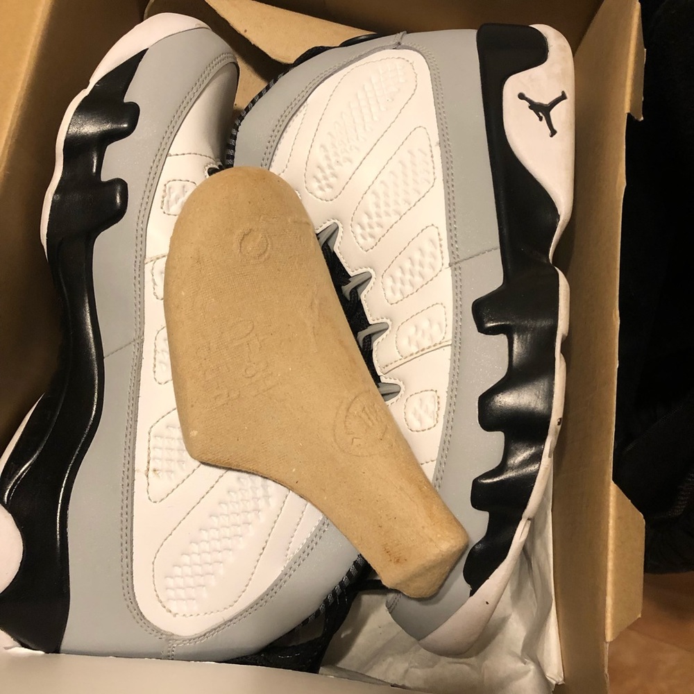 Jordan 9 Retros Black and white Wolf Grey.